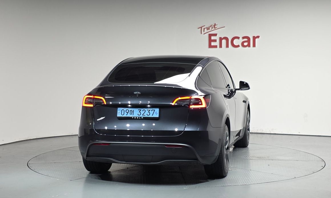 Tesla Model Y 2025