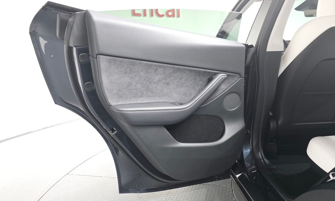 Tesla Model Y 2025