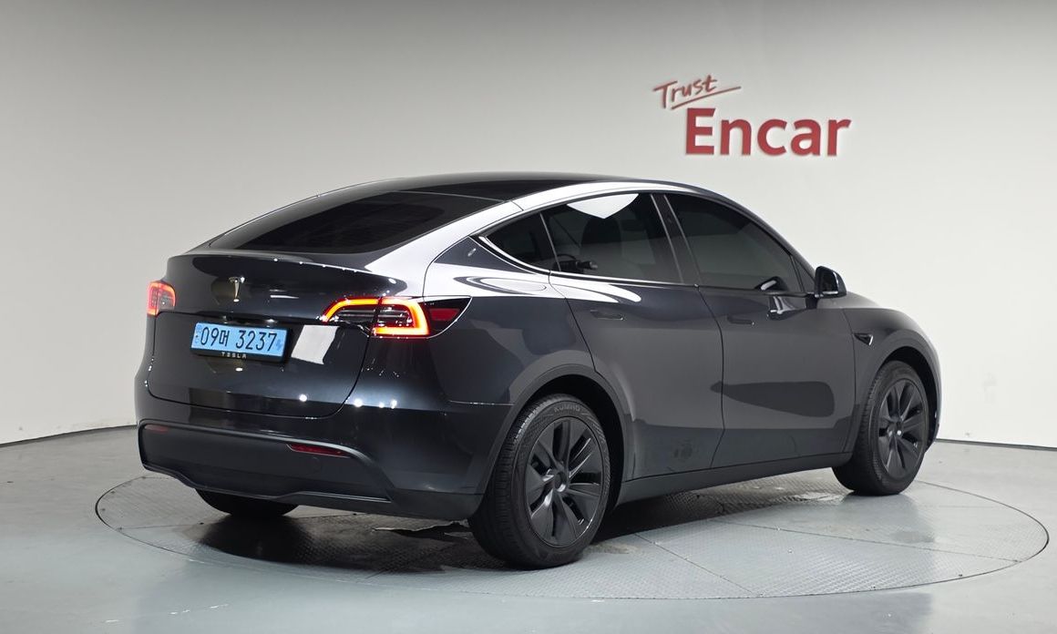 Tesla Model Y 2025