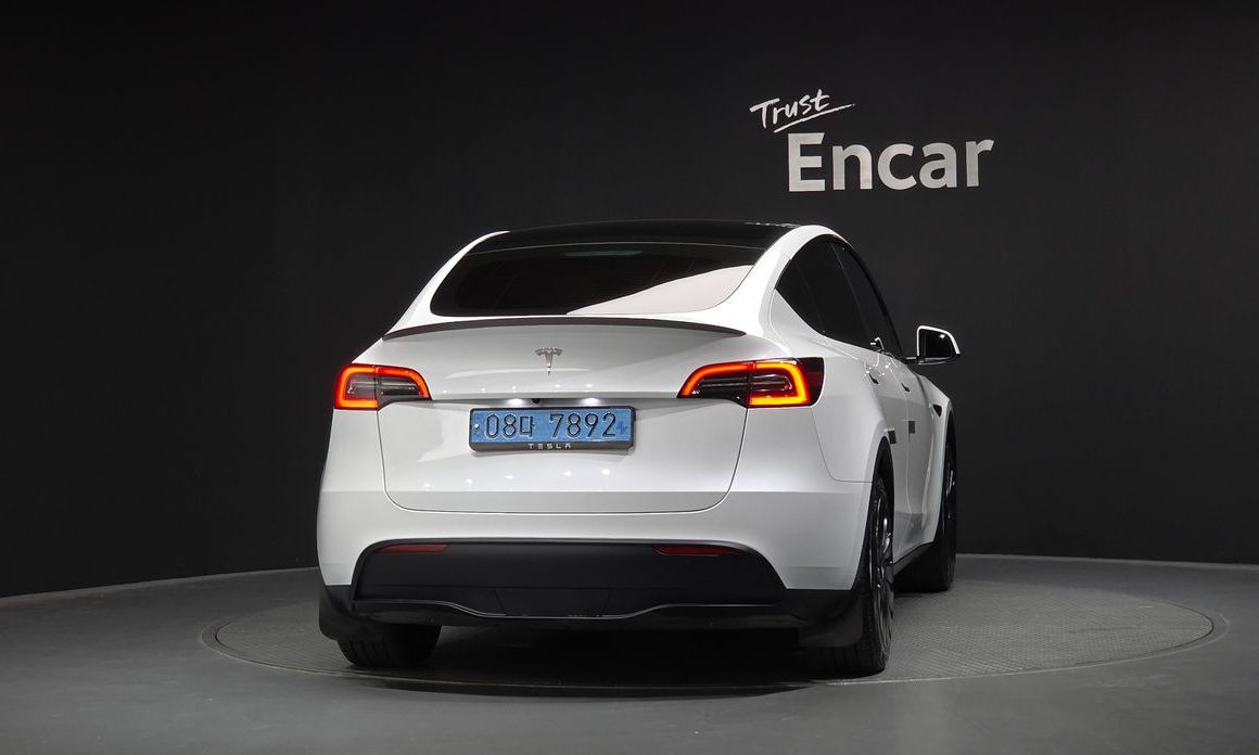 Tesla Model Y 2024