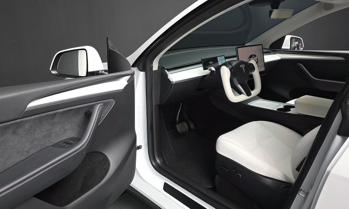 Tesla Model Y 2024