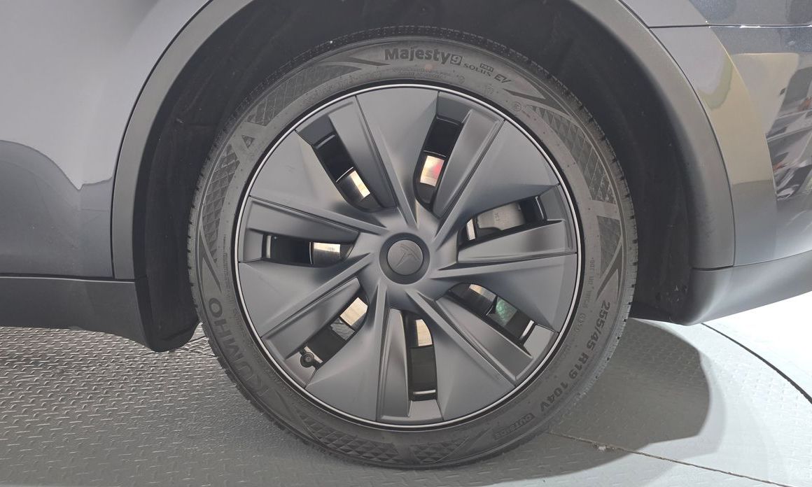 Tesla Model Y 2025