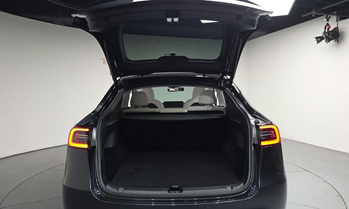 Tesla Model Y 2025