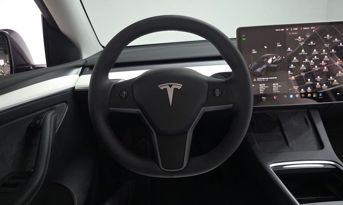 Tesla Model Y 2025