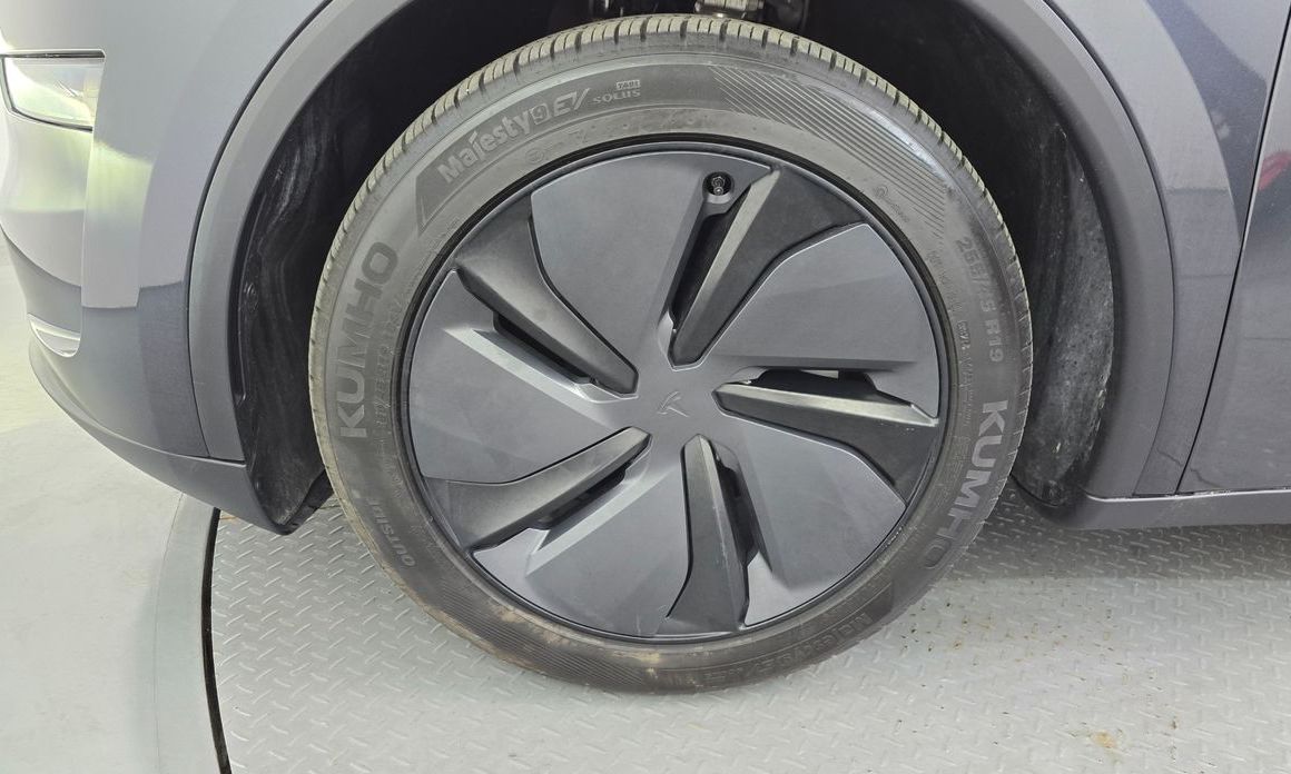 Tesla Model Y 2025