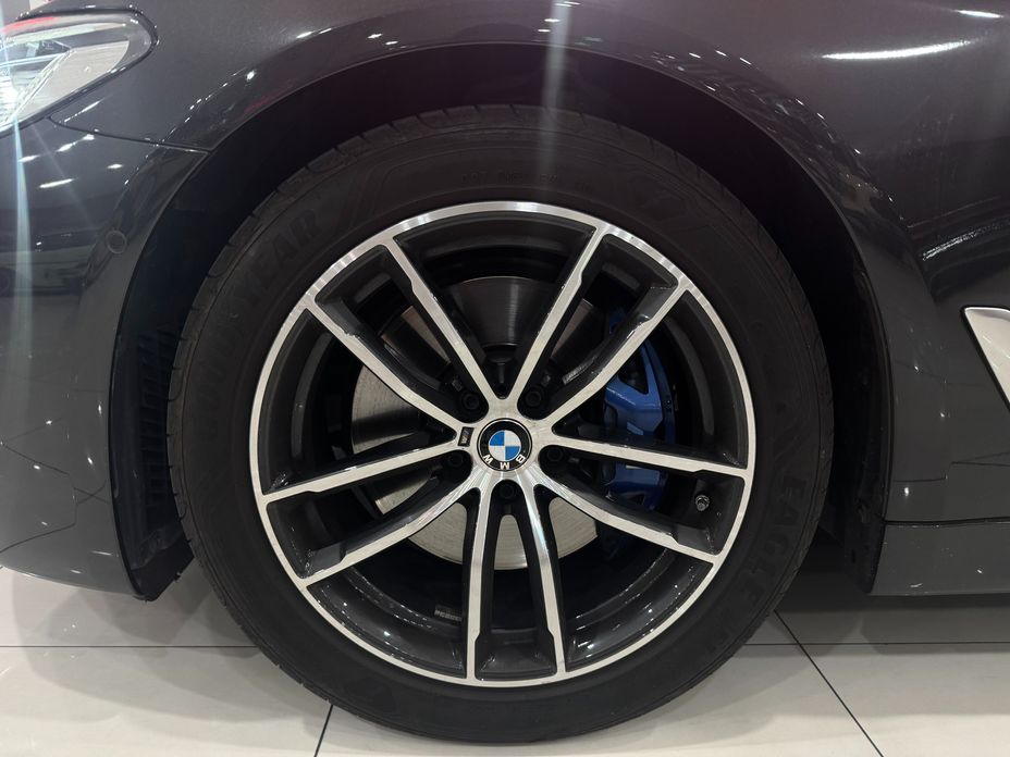 BMW 5-Series 2023