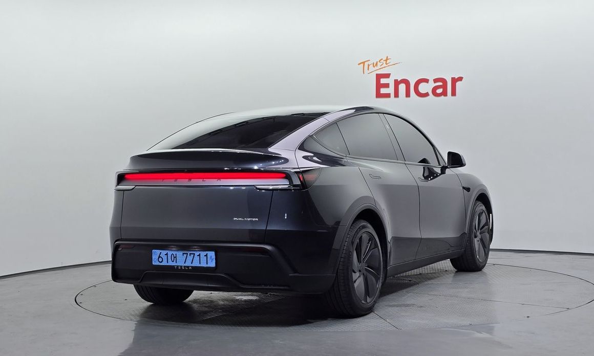 Tesla Model Y 2025