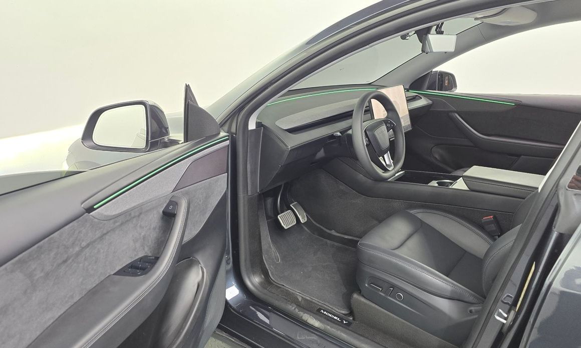 Tesla Model Y 2025