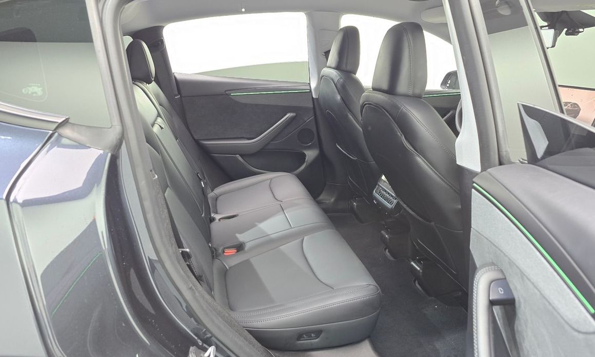 Tesla Model Y 2025