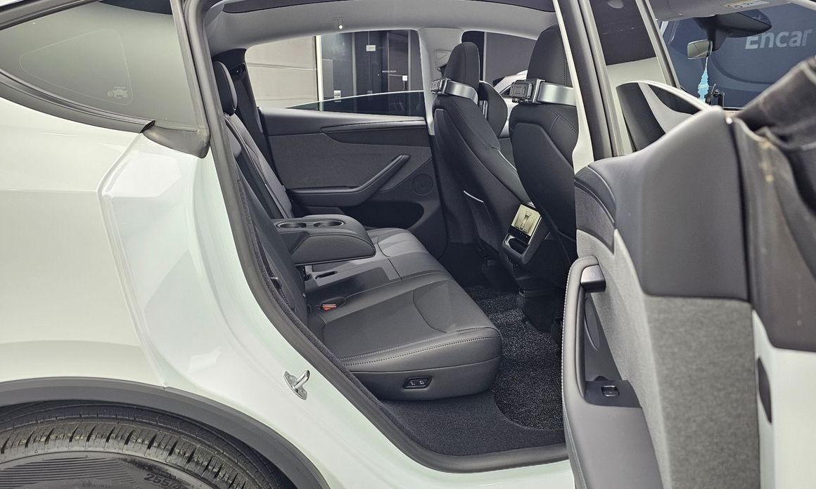 Tesla Model Y 2025