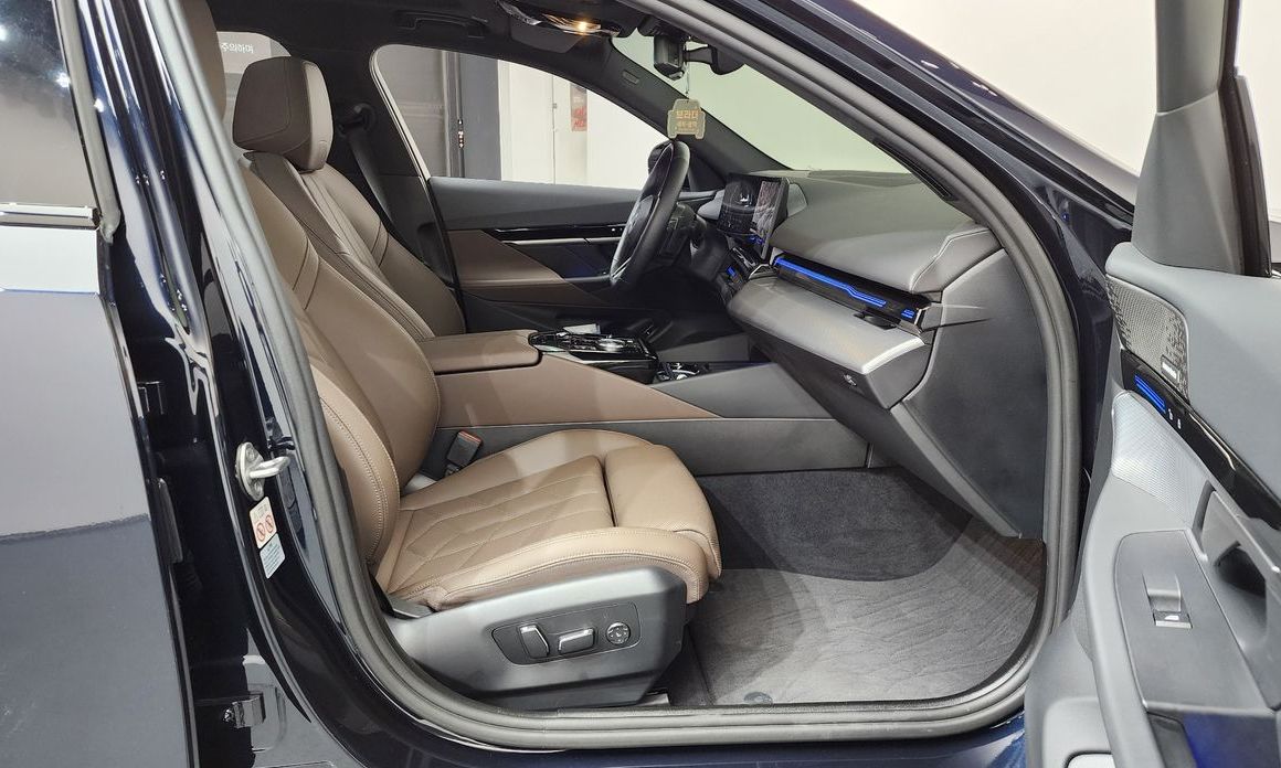 BMW 5-Series 2024