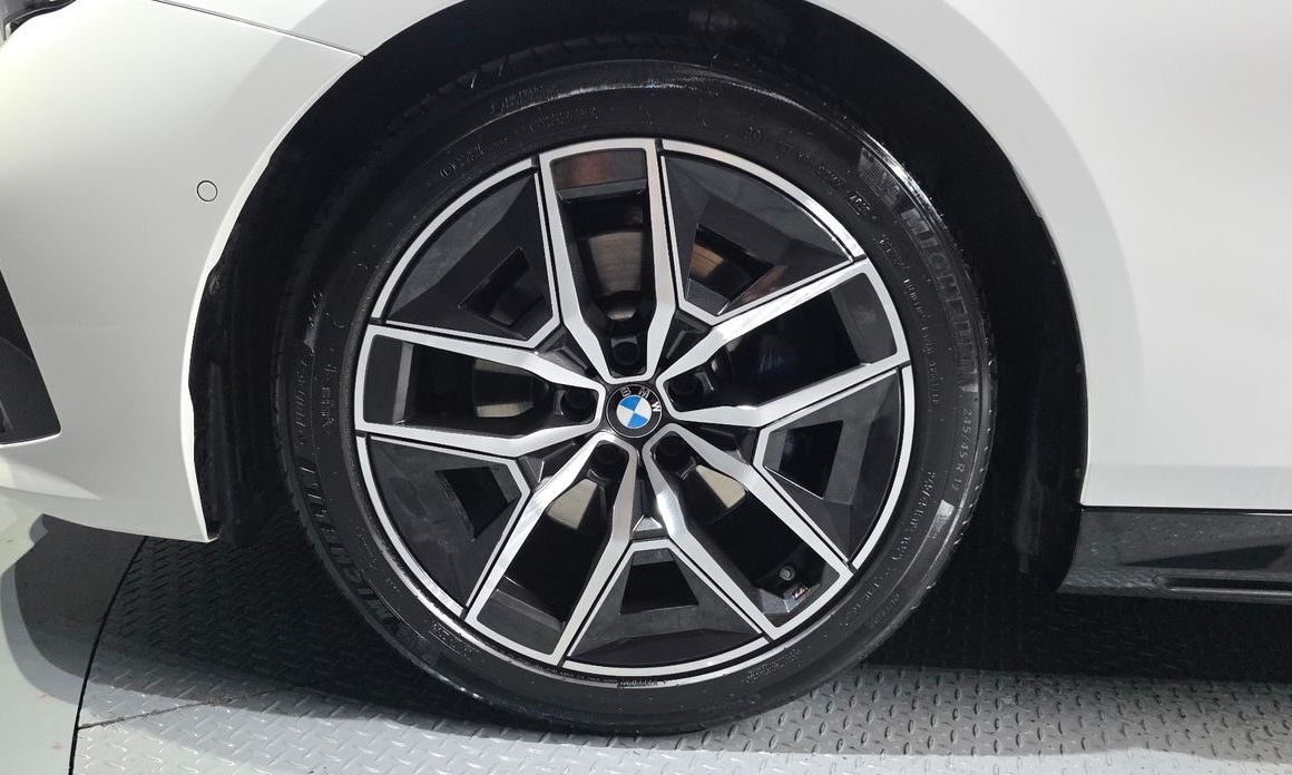 BMW 5-Series 2024