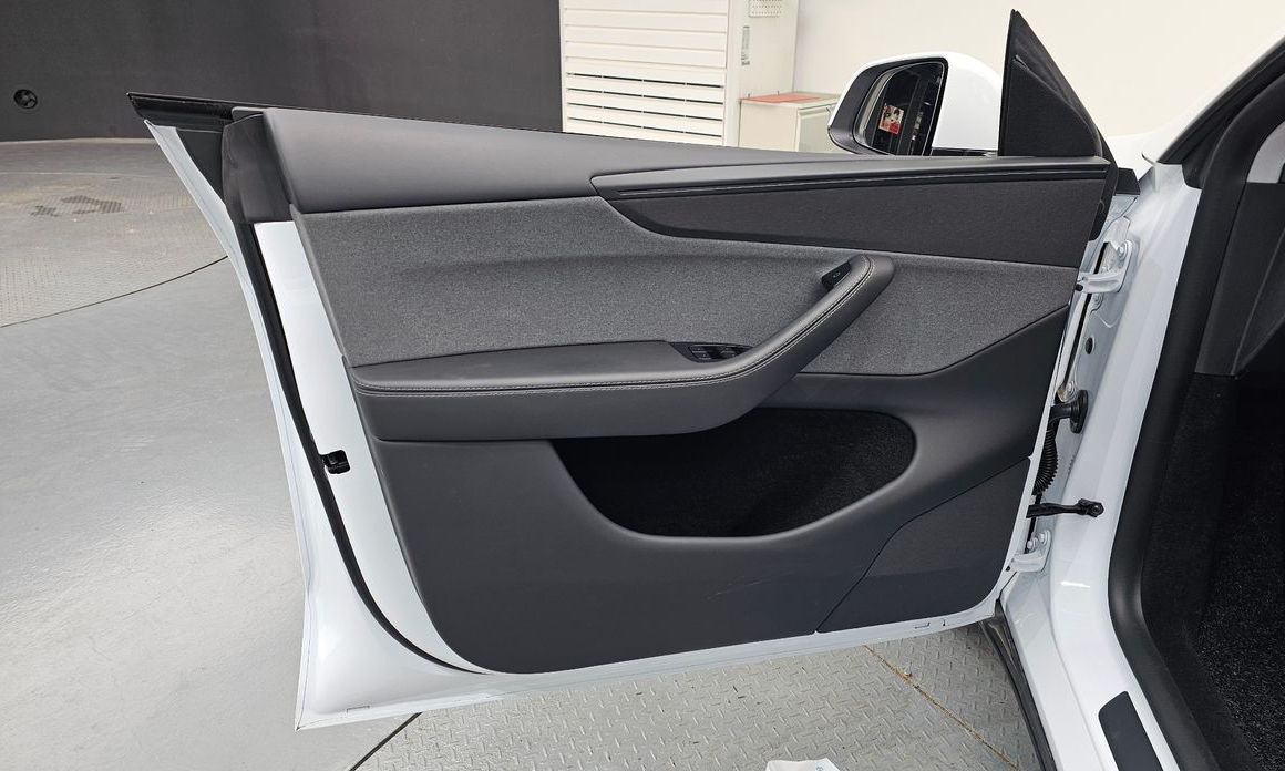 Tesla Model Y 2025