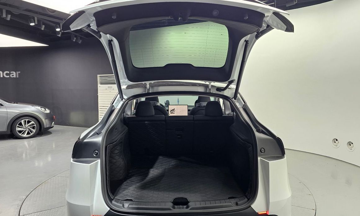 Tesla Model Y 2025