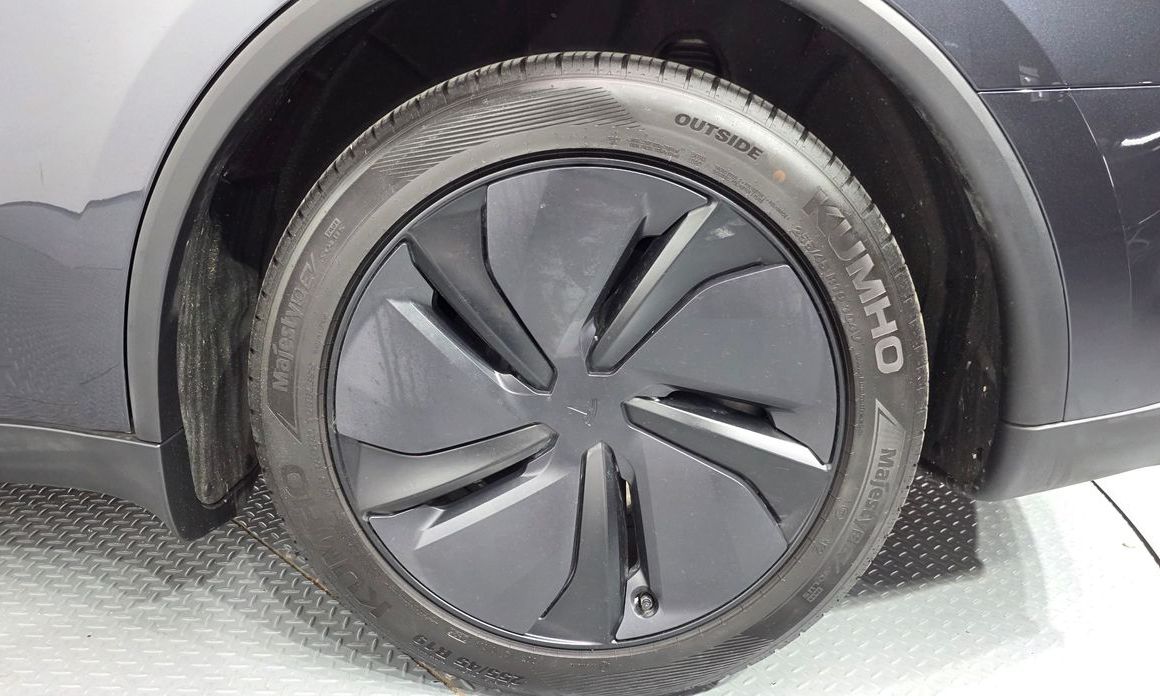 Tesla Model Y 2025
