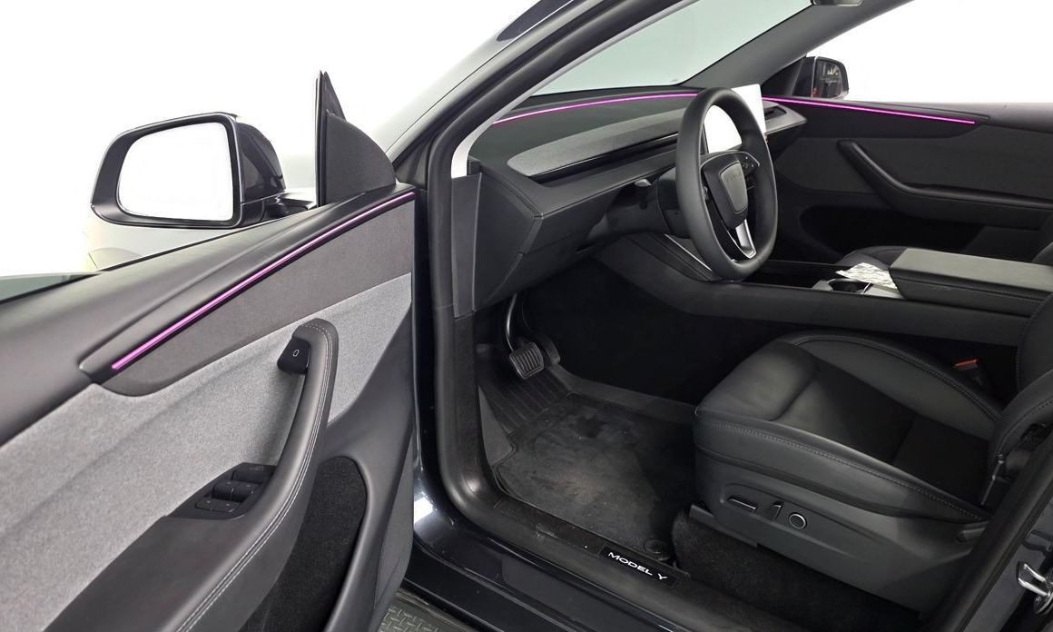 Tesla Model Y 2025