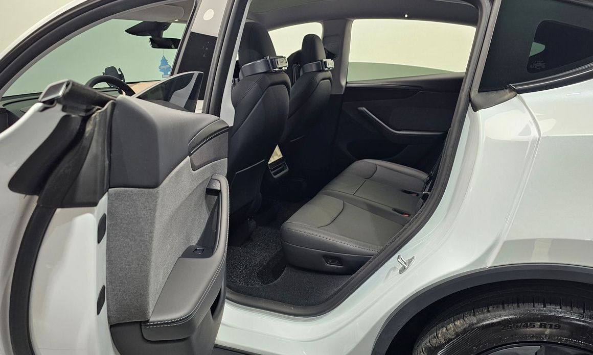 Tesla Model Y 2025