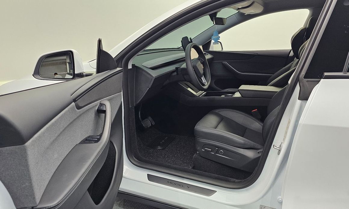 Tesla Model Y 2025