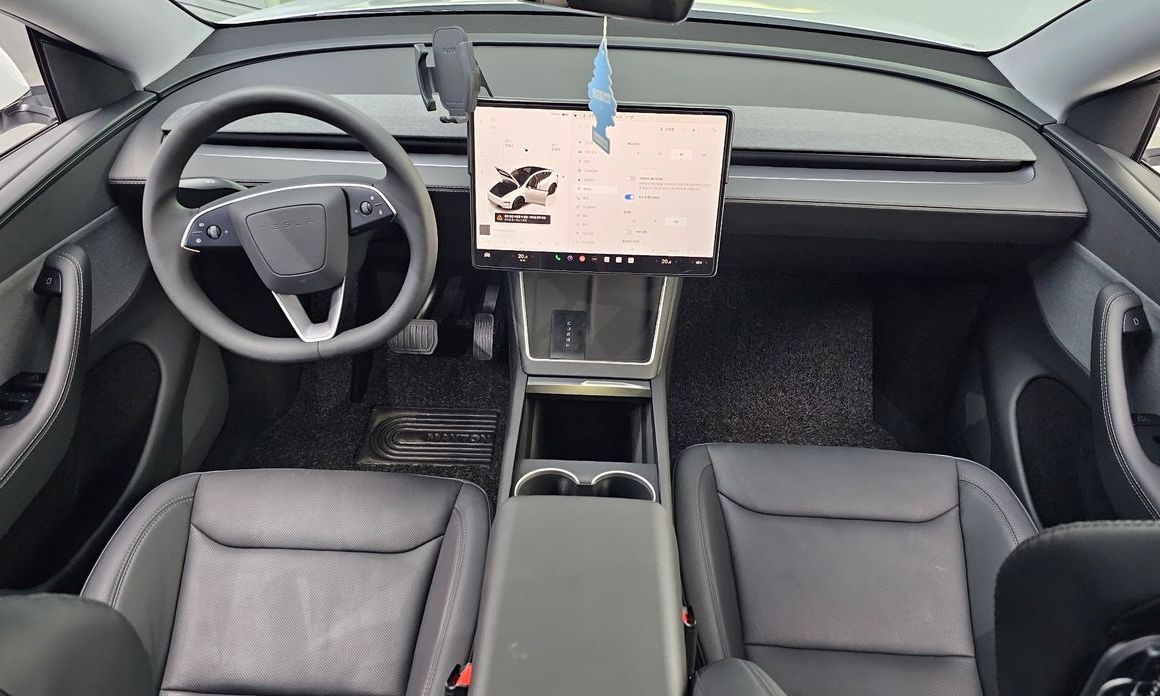 Tesla Model Y 2025