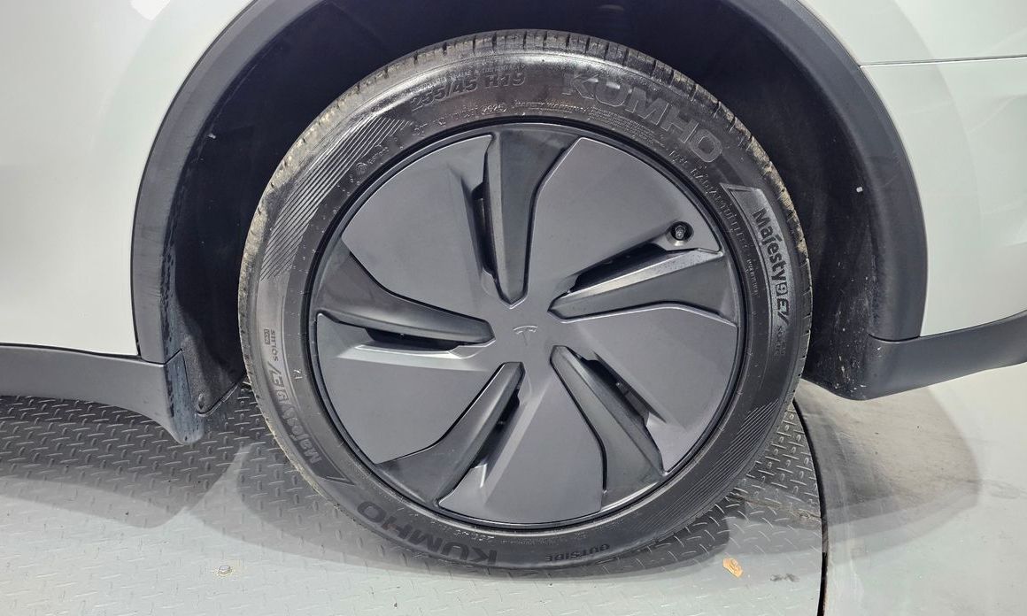 Tesla Model Y 2025