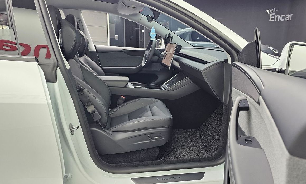 Tesla Model Y 2025