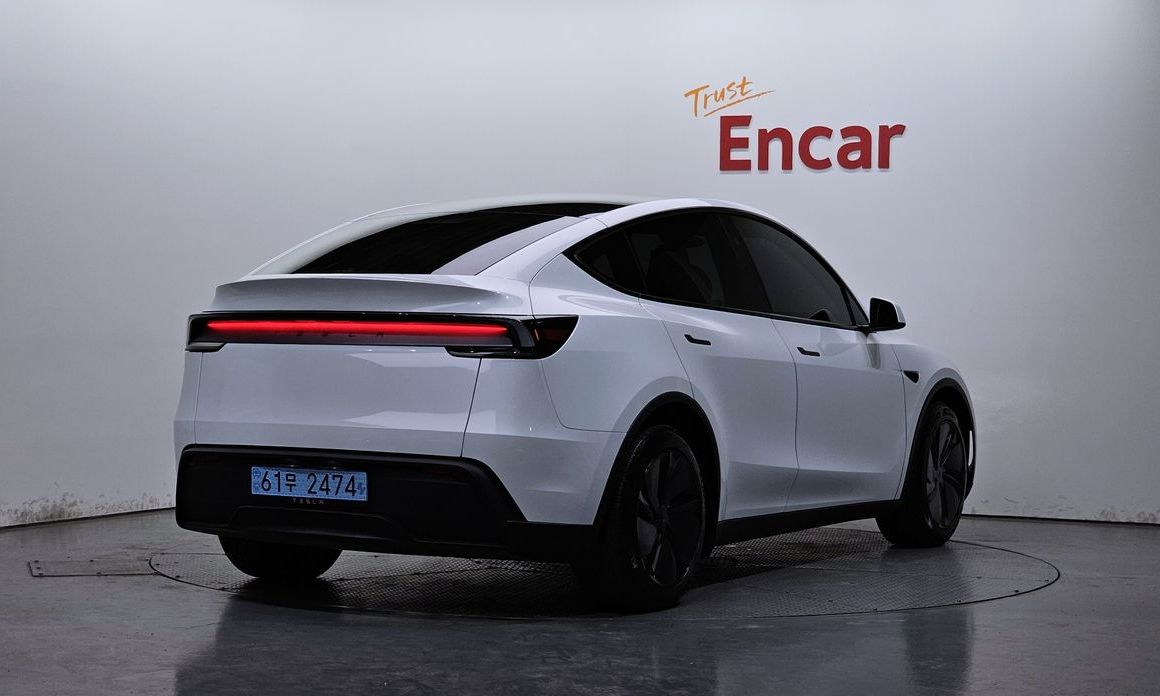 Tesla Model Y 2025