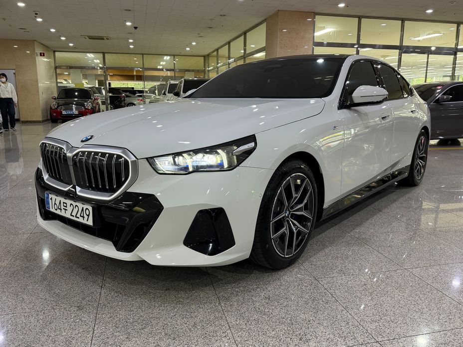BMW 5-Series 2024