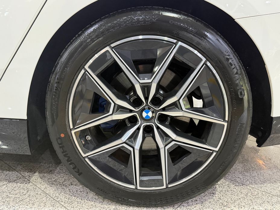 BMW 5-Series 2024