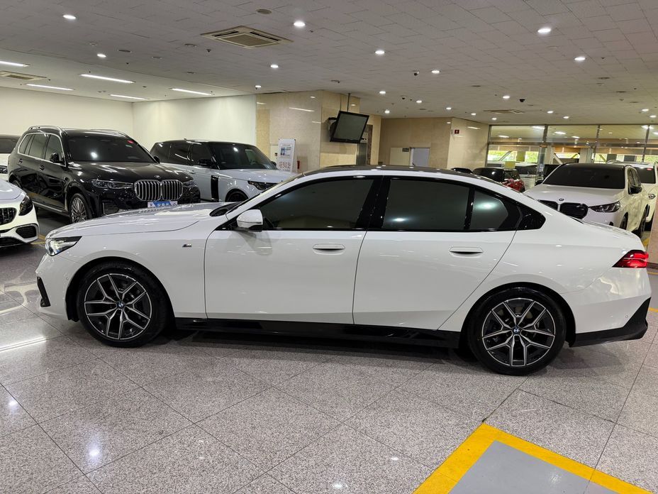 BMW 5-Series 2024