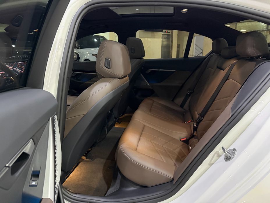 BMW 5-Series 2024