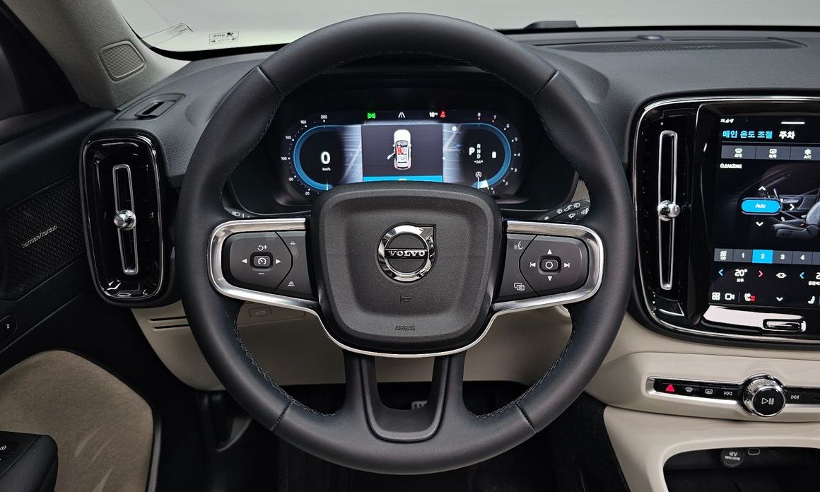 Volvo XC40 2025