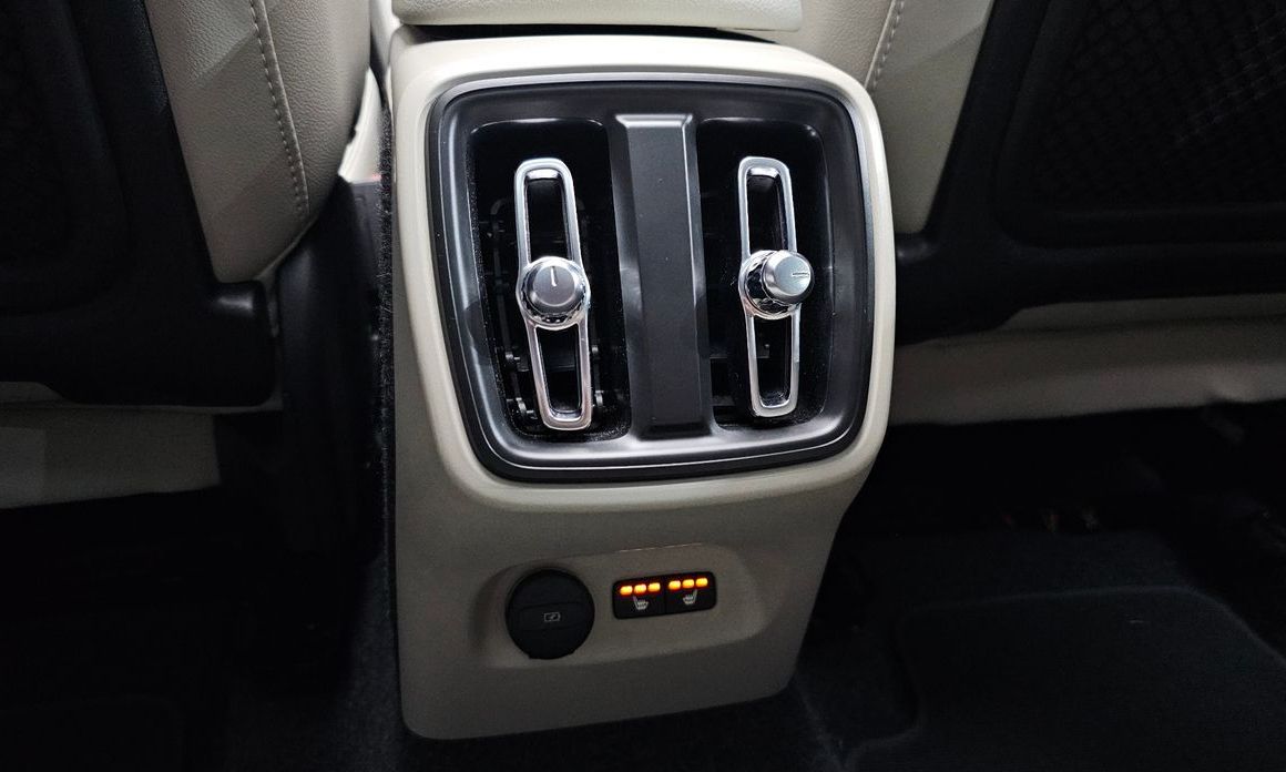 Volvo XC40 2025