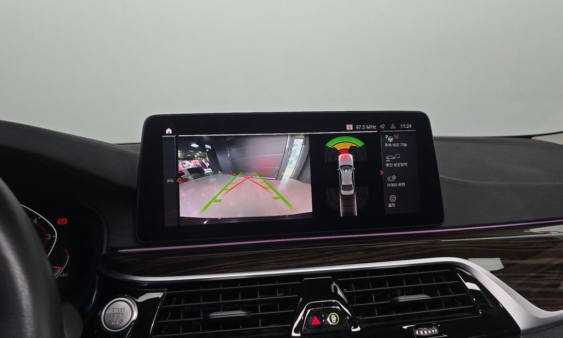 BMW 5-Series 2023