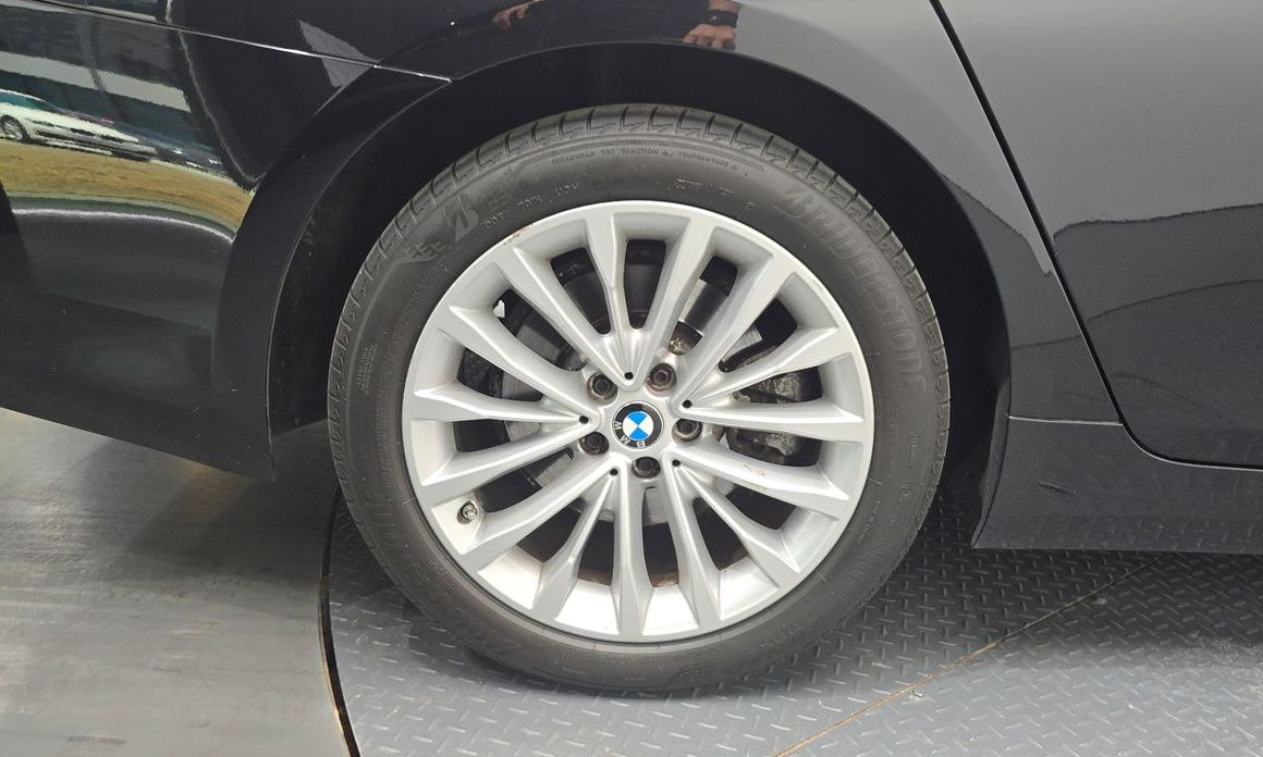 BMW 5-Series 2023