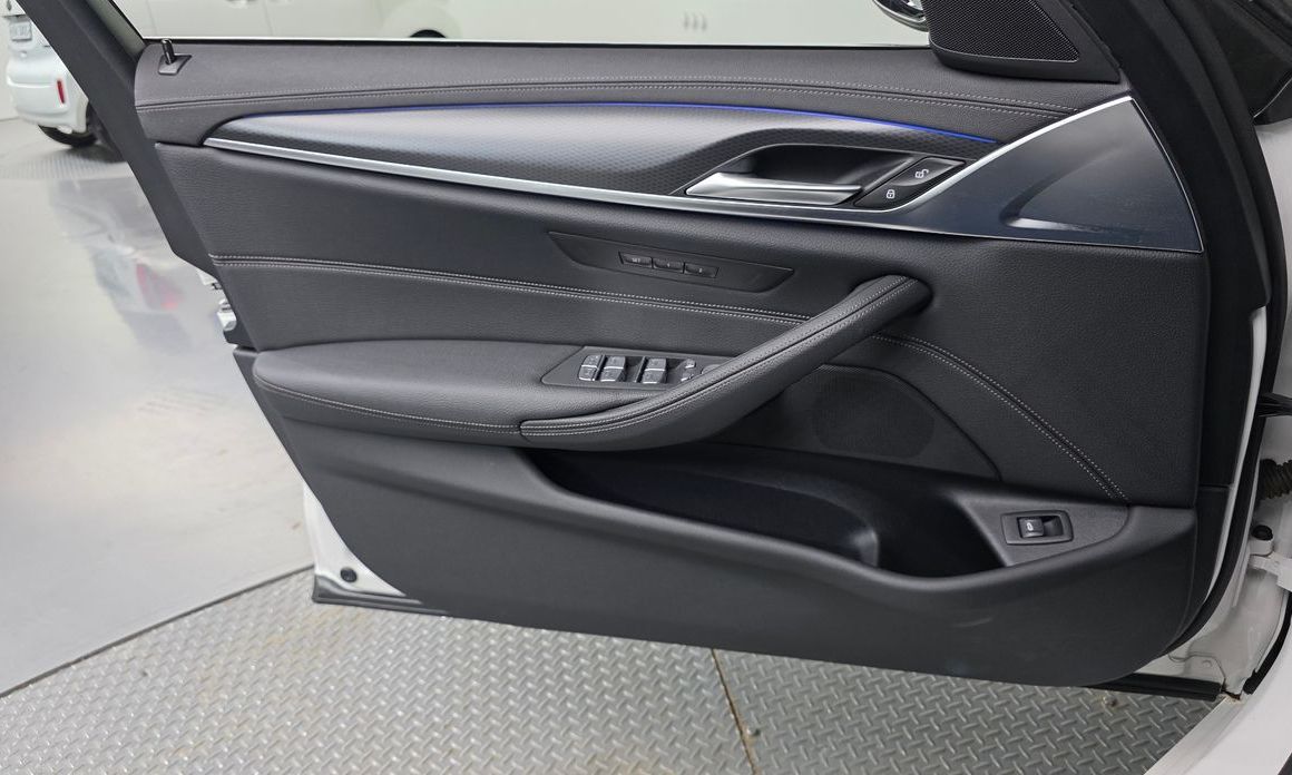 BMW 5-Series 2023