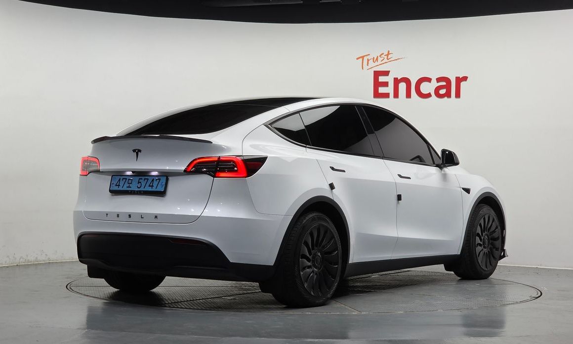 Tesla Model Y 2024