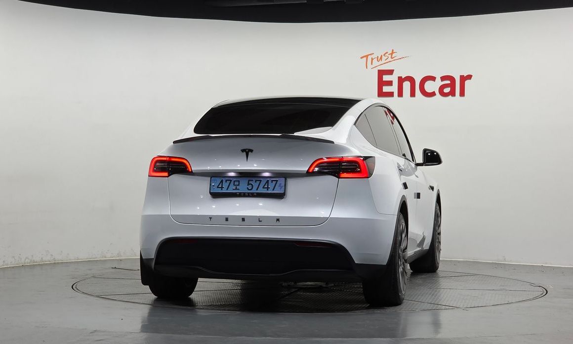 Tesla Model Y 2024