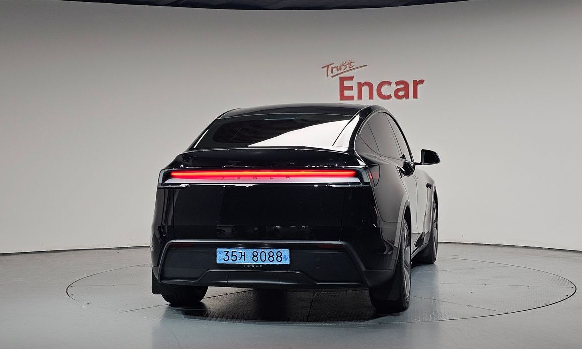 Tesla Model Y 2025