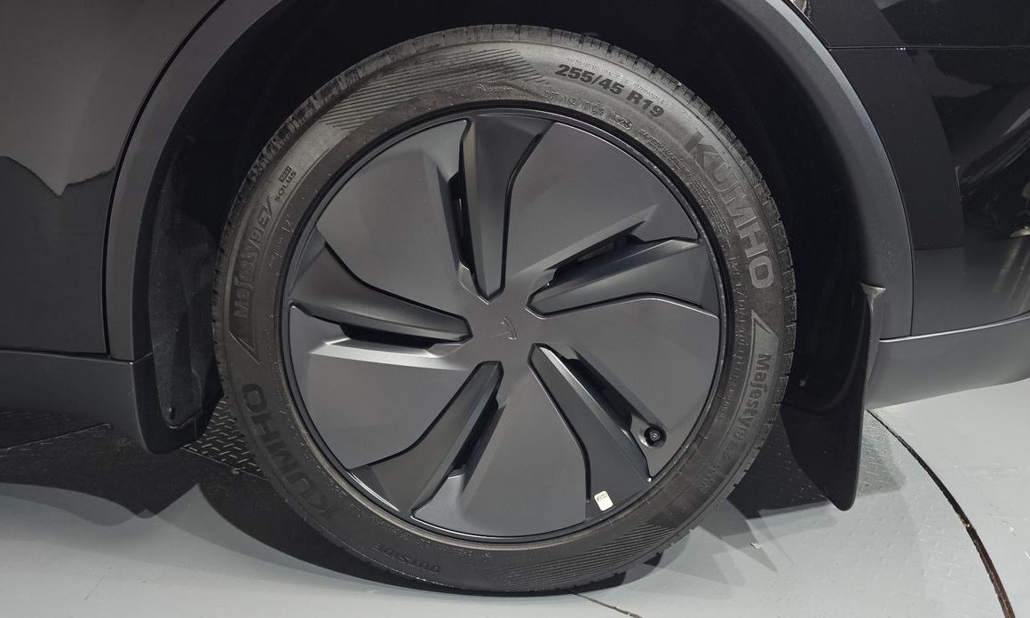 Tesla Model Y 2025