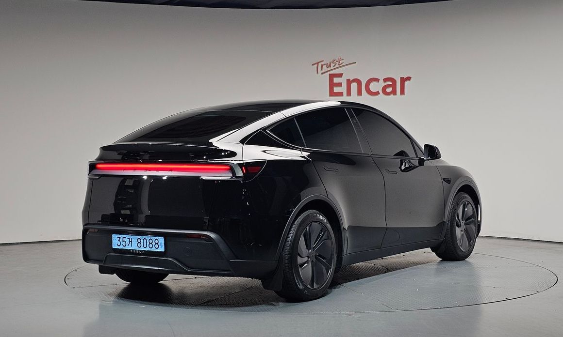 Tesla Model Y 2025
