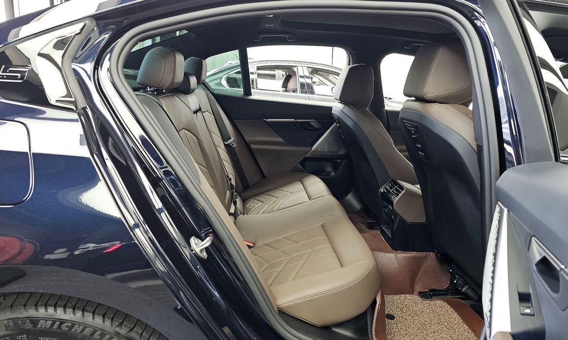 BMW 5-Series 2024