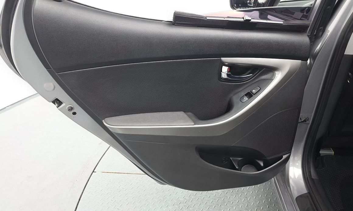 Hyundai AVANTE 2012