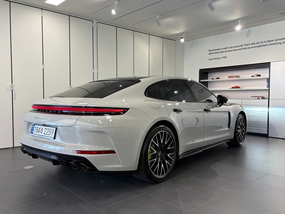 Porsche Panamera 2025