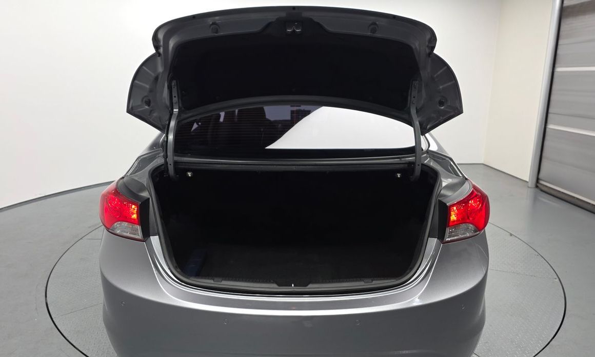 Hyundai AVANTE 2012