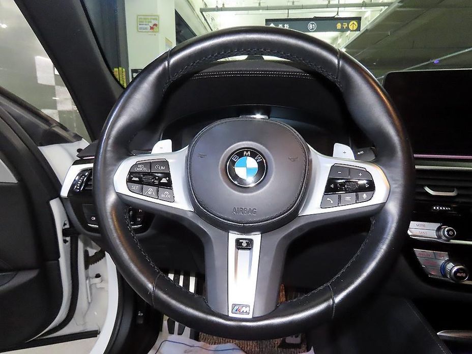 BMW 5-Series 2023