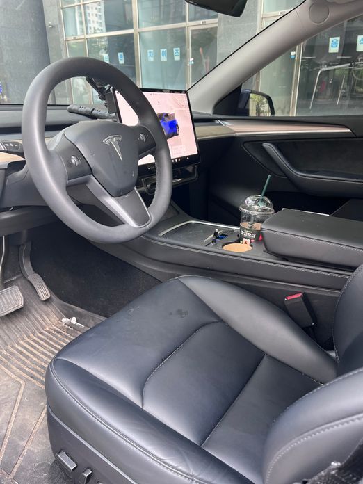 Tesla Model Y 2024