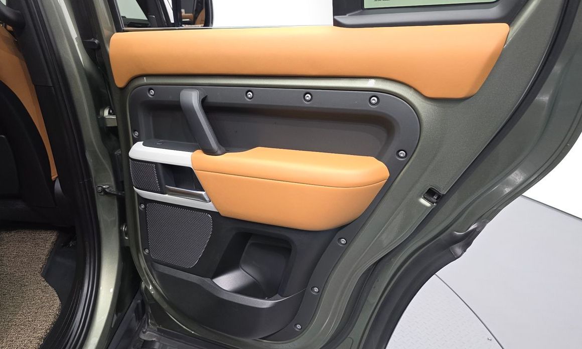 Land Rover Defender 2023