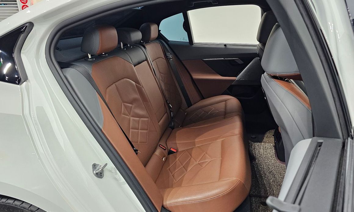 BMW 5-Series 2024