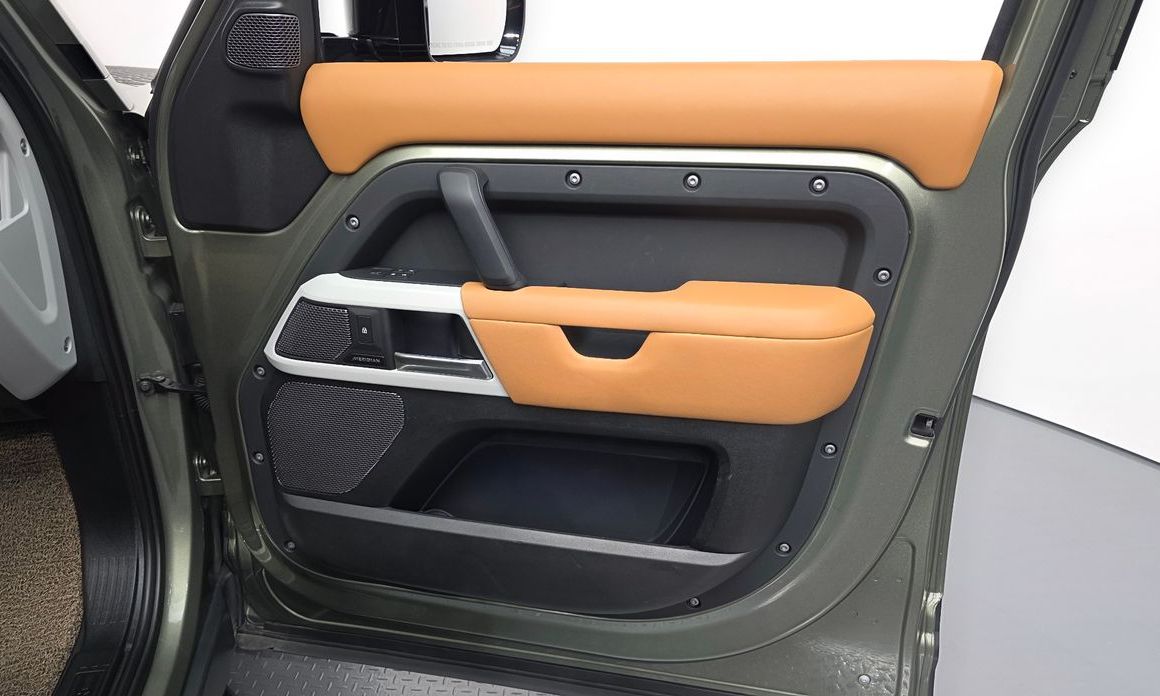 Land Rover Defender 2023