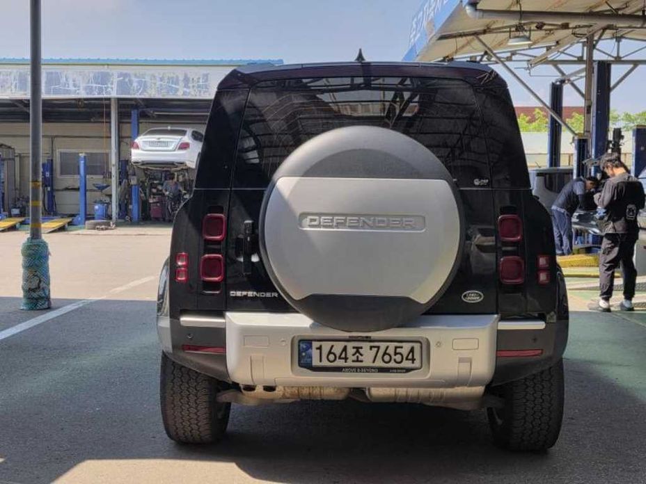 Land Rover Defender 2023
